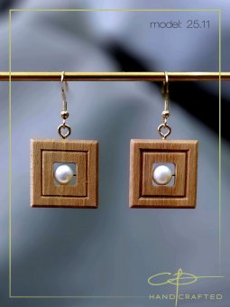 Cercei din lemn de nuc si perle naturale