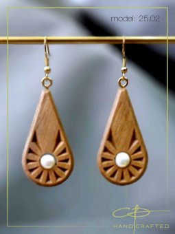 Cercei din lemn de nuc si perle naturale
