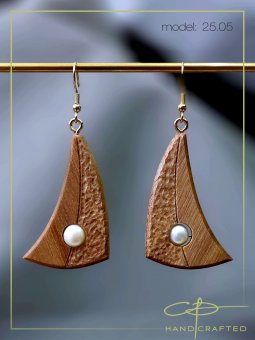 Cercei din lemn de nuc si perle naturale