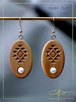 Cercei din lemn de nuc si perle naturale