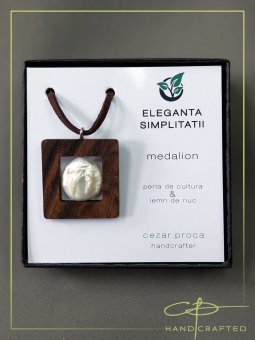 Medalion din lemn de nuc si perla baroque